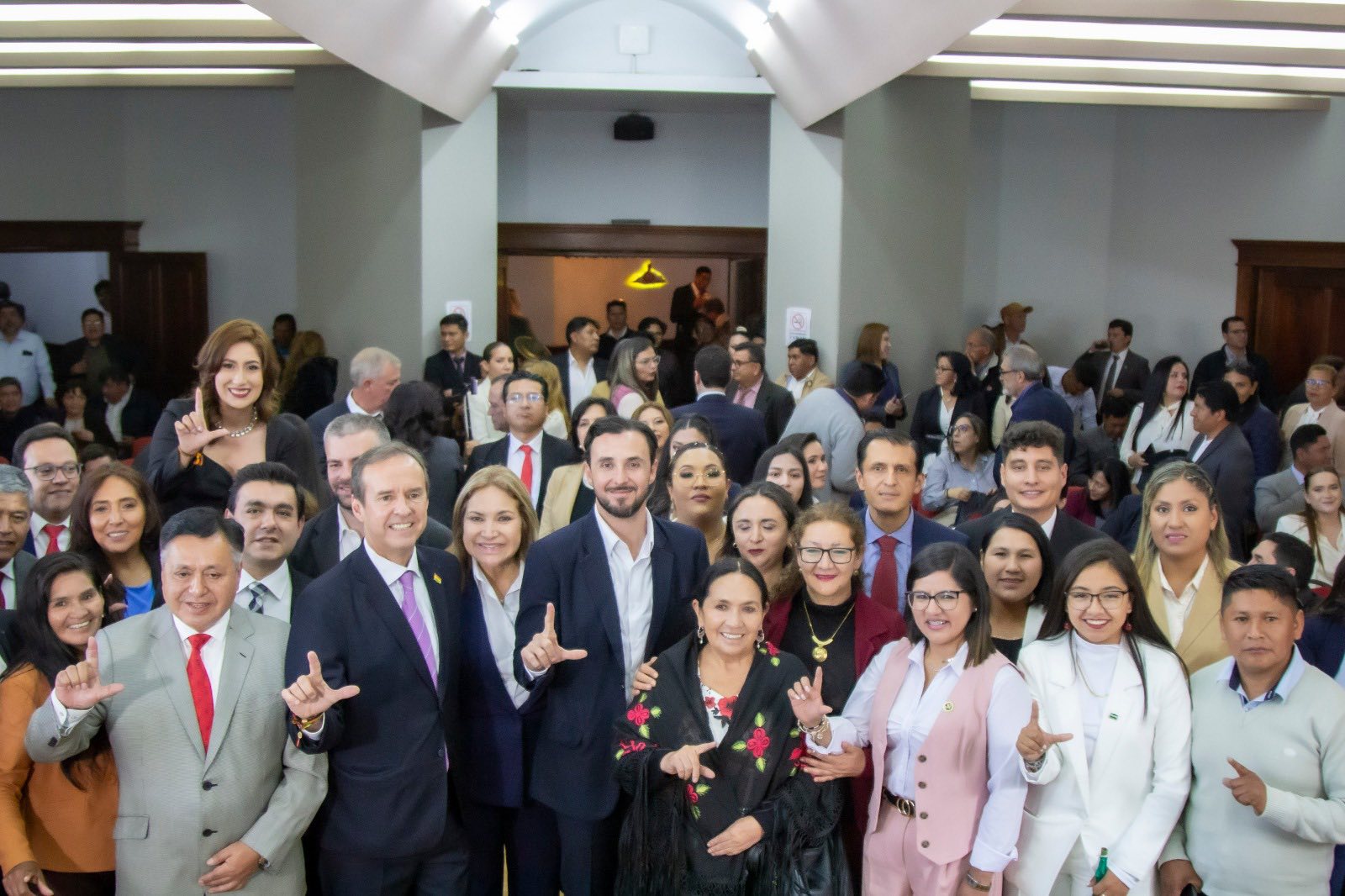 Libre advierte "vicios de inconstitucionalidad" en decretos del Gobierno de Bolivia