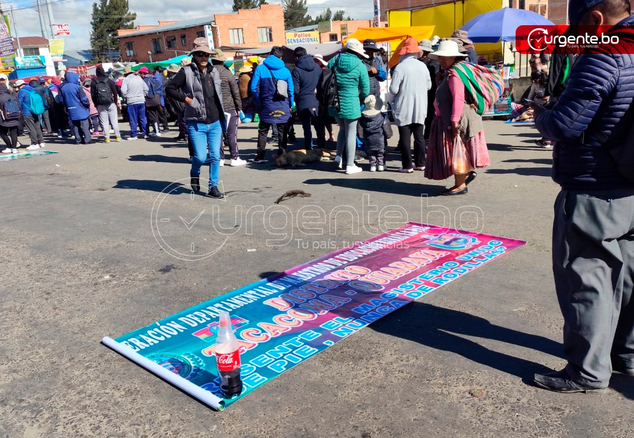 Maestros rurales de Bolivia bloquean calles en rechazo a decreto gubernamental