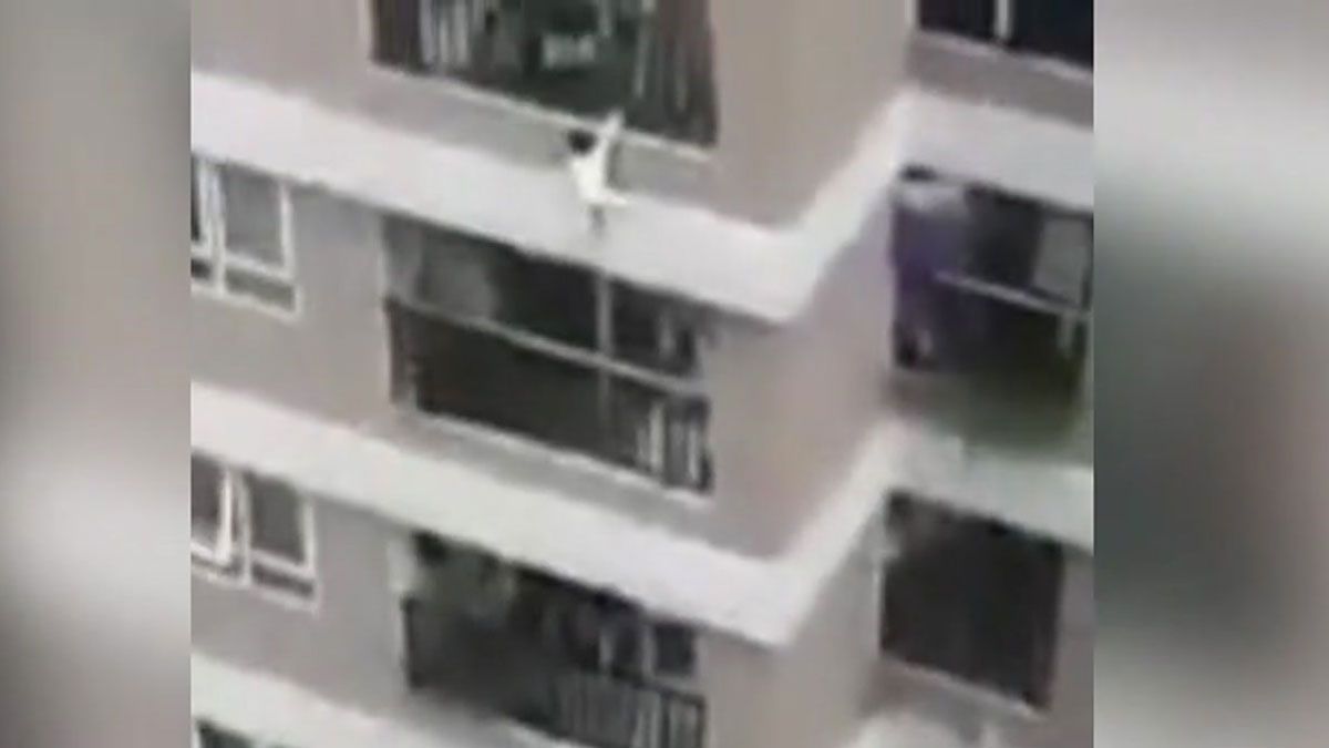 Niños que se caen de las ventanas en un edificio de varios pisos