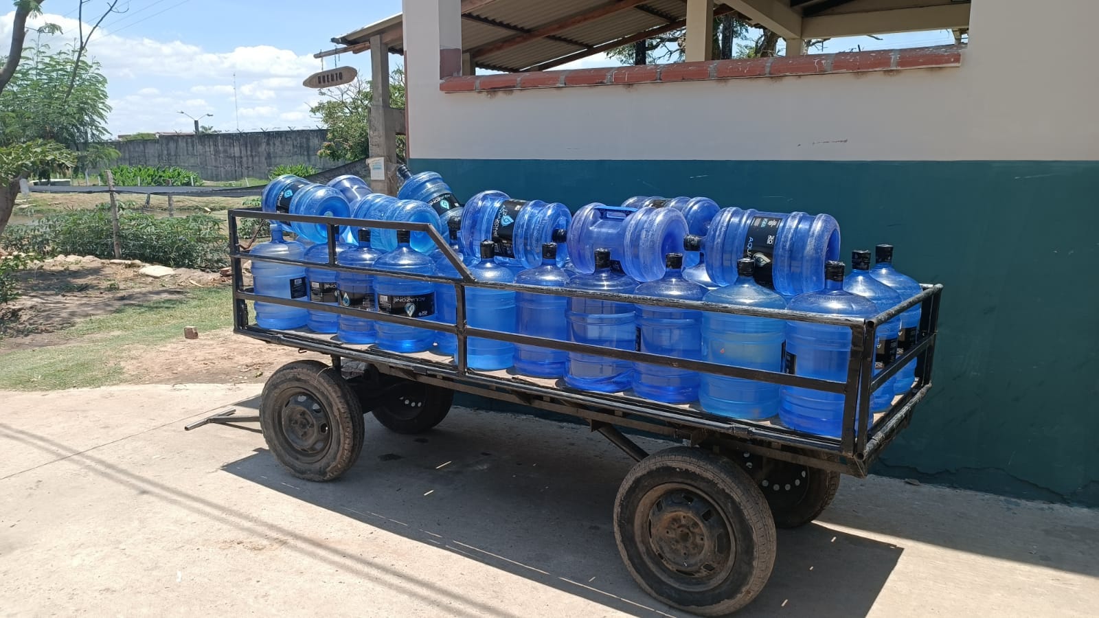 Bidones que contenían alcohol y se intentaban ingresar a la cárcel de Palmasola. 