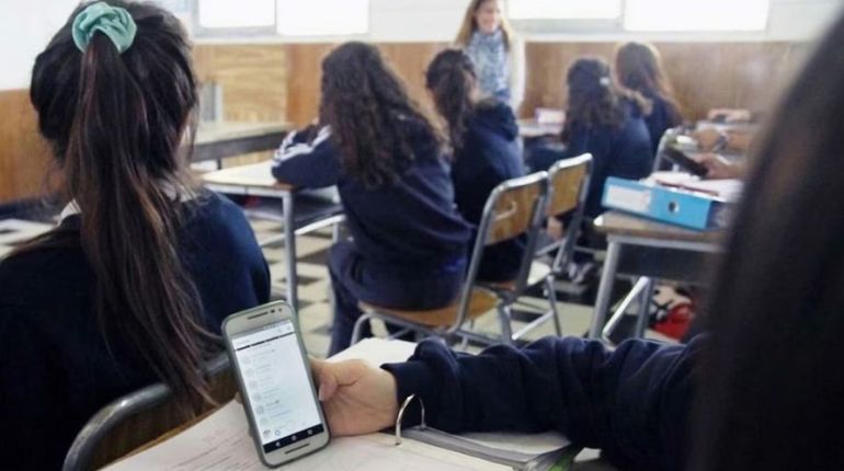 Prohíben el uso de celulares en las aulas de Bolivia para evitar interrupciones en el aprendizaje