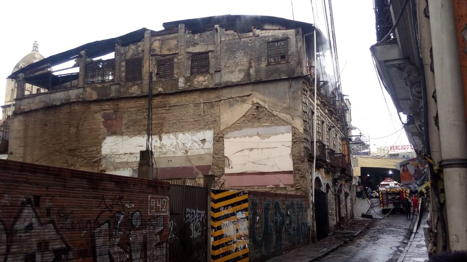  Se produjo un incendio de magnitud en la calle Honda, en La Paz; el fuego fue controlado
