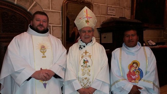 Monseñor Gonzalo del Castillo, obispo de las FFAA (centro)