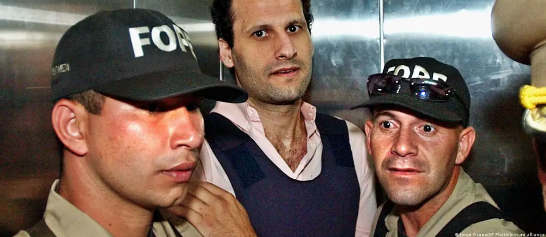 El paraguayo de origen libanés Assad Ahmad Barakat, en la imagen de una detención en 2003. Fugitivo y acusado por EE. UU. de estar involucrado en actividades de financiación y lavado de dinero de Hezbolá, volvió a ser detenido en 2018.