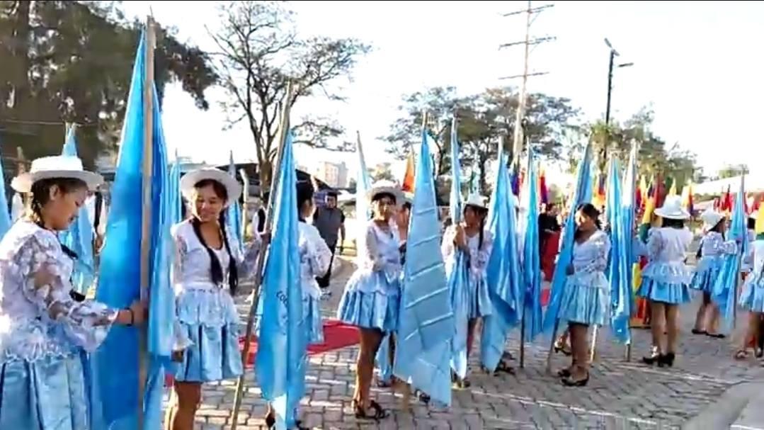 Denuncian que docente obligó a estudiantes a "vestir de cholitas" en posesión de Loza