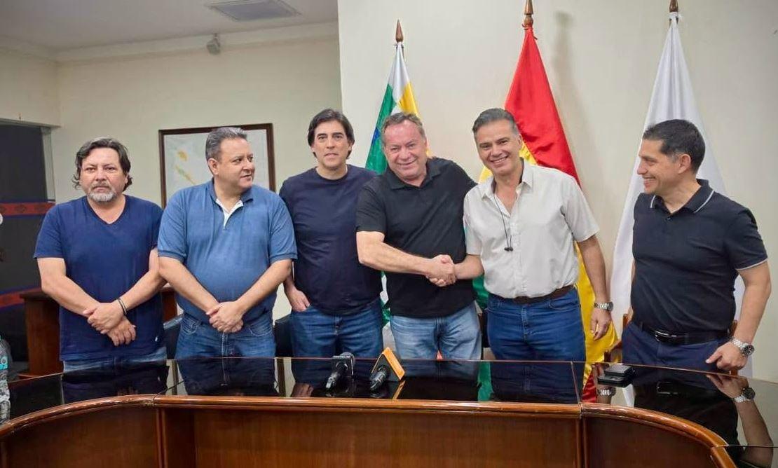 Government ministers negotiate with Santa Cruz transport federation leaders over diesel pricing, averting a Monday stoppage, Sept. 20-21, 2026.