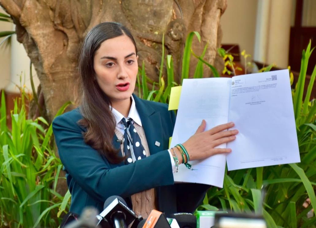 Congelan cuentas y activan alerta migratoria contra Jhonny Fernández y Adriana Amelunge